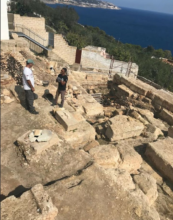 Η δομή αποτελείται από καλά τεμαχισμένα τετράγωνα εκ λίθων μήκους τουλάχιστον 6 μέτρων και πλάτους 2,5 μ. Και έχει αποδώσει μια εντυπωσιακή σειρά ευρημάτων που συνδέονται με τις τελετουργικές θυσίες που έγιναν στη θεά: οστά ζώων και άλλα αντικείμενα που μαρτυρούν την καθημερινή ζωή στο ιερό. Η δομή αποτελείται από καλά τεμαχισμένα τετράγωνα εκ λίθων μήκους τουλάχιστον 6 μέτρων και πλάτους 2,5 μ. Και έχει αποδώσει μια εντυπωσιακή σειρά ευρημάτων που συνδέονται με τις τελετουργικές θυσίες που έγιναν στη θεά: οστά ζώων και άλλα αντικείμενα που μαρτυρούν την καθημερινή ζωή στο ιερό.