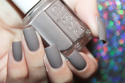 Swatch of the nail polish "Chinchilly" from essie
