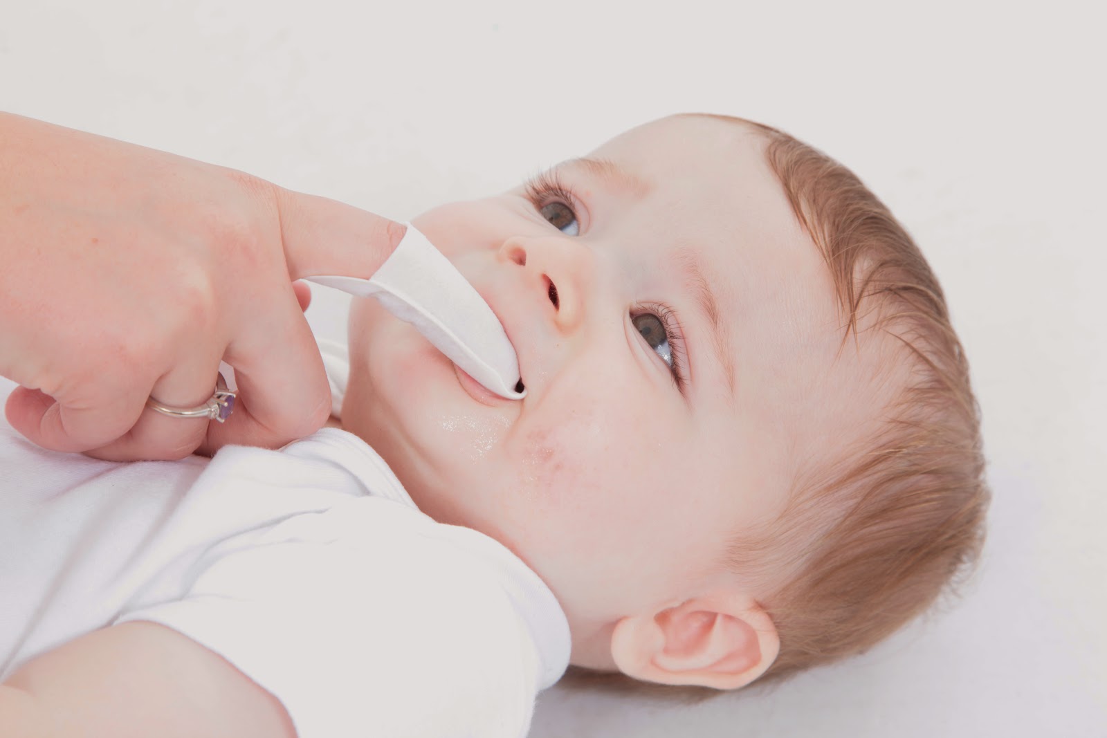 Обработка полости рта ребенку. Салфетки Brush Baby. Гигиена полости рта у новорожденных. Гигиена полости рта у новорождены. Гигиена полости рта детей до 3 лет.