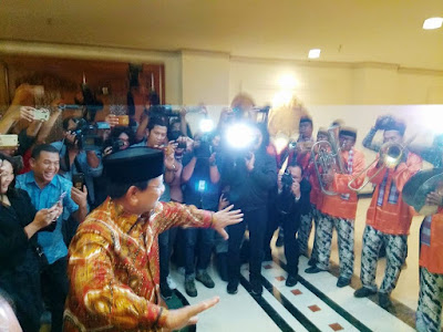 Saat Prabowo Menari Dalam Alunan Tandjidor Betawi