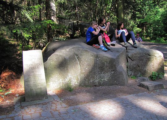 Obelisk upamiętniający Franciszka Pabla, twórcę trasy turystycznej po Szczelińcu Wielkim. Obelisk upamiętniający Franciszka Pabla, twórcę trasy turystycznej po Szczelińcu Wielkim.