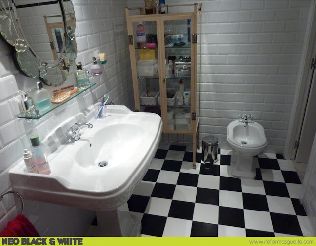 Un baño en "Blanco & Negro", neoclásico y cosmopolita ~ Reformas Guaita