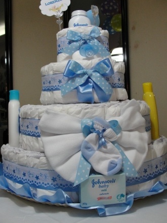 Bolo de fraldas com produtos da higiene do bebê Ideias criativas para Bolos de Fraldas