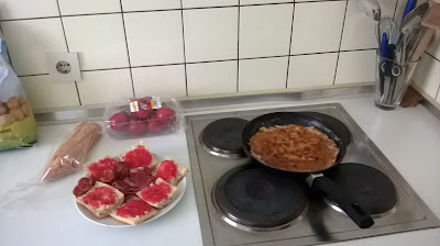 tortilla de patata, pan con tomate, jamón