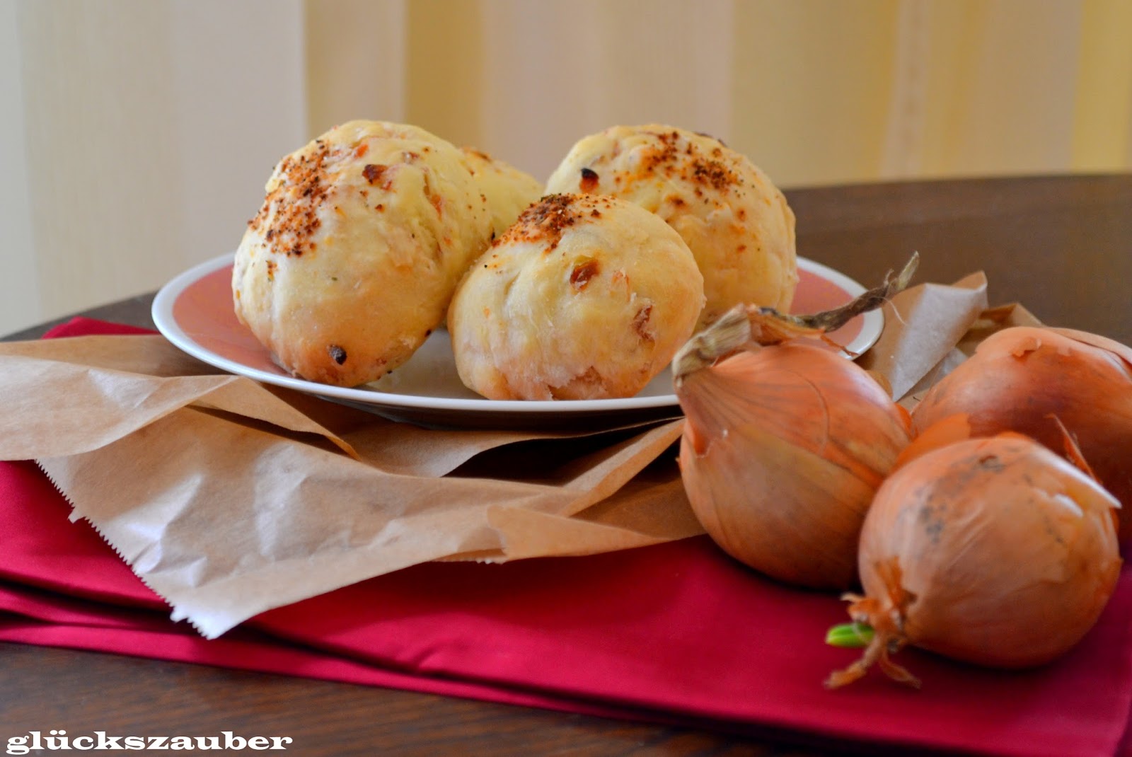 glückszauber ZwiebelBaconBrötchen