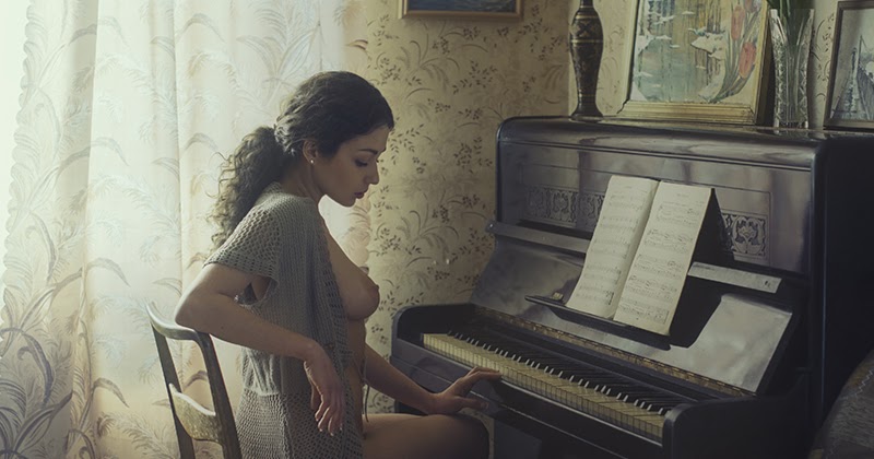 Hot girl… nude pianist