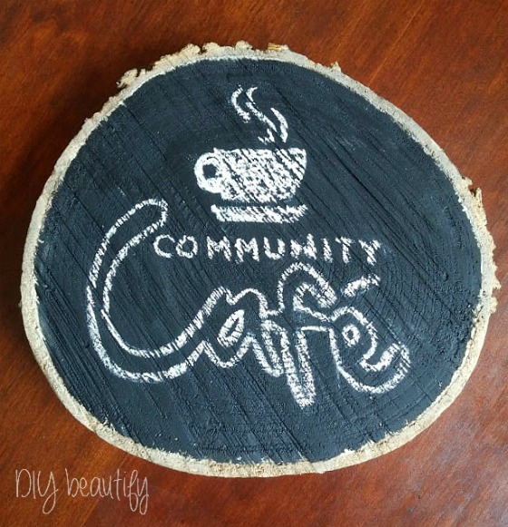 customizing wood slices for decor at www.diybeautify.com