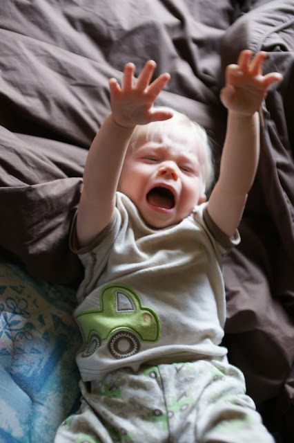bébé pleure douleur poussée dentaire cris bébé pleure douleur poussée dentaire cris