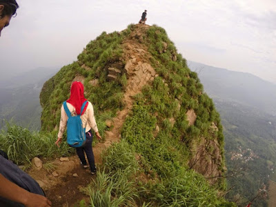 puncak gunung batu puncak gunung batu