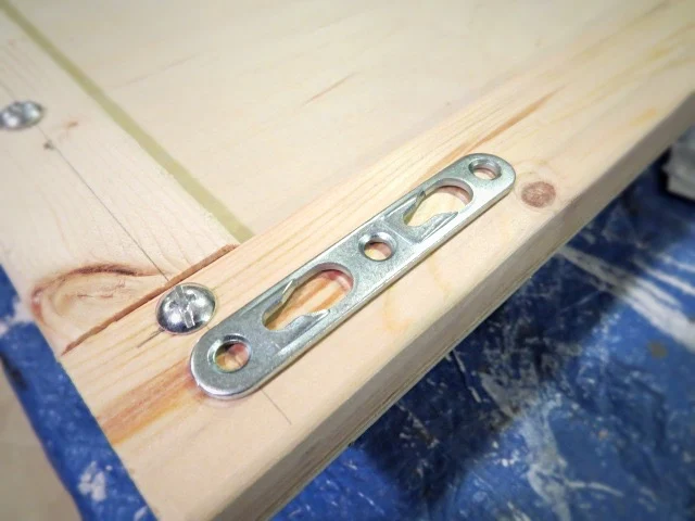 adding keyhole brackets to back