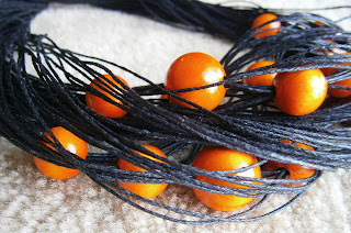 Naszyjnik pomarańczowy - drewno i sznurek woskowany