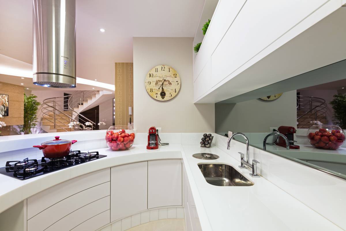 Cozinha Americana Branca Com Bancada Redonda De Corian Decorsalteado Cozinha Americana Branca Com Bancada Redonda De Corian Decorsalteado