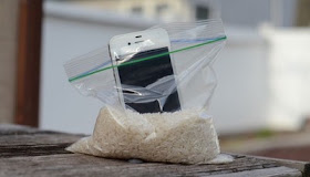 Tips dan Trik menyelamatkan Handphone Terendam Air
