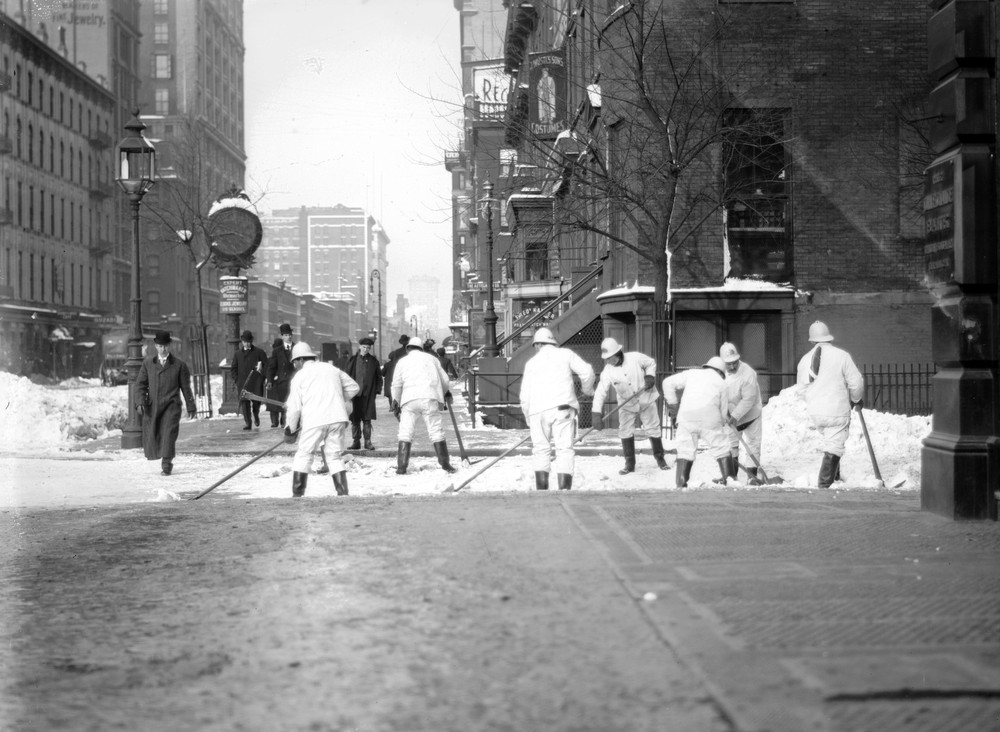 Amazing Vintage Photos of Street Cleaners in New York City From Between