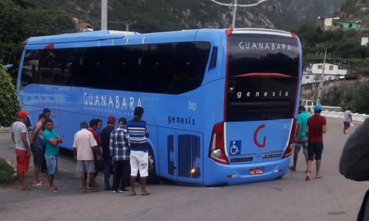 Motorista tenta manobra e ônibus engancha em desnível na BR-324 em Jacobina