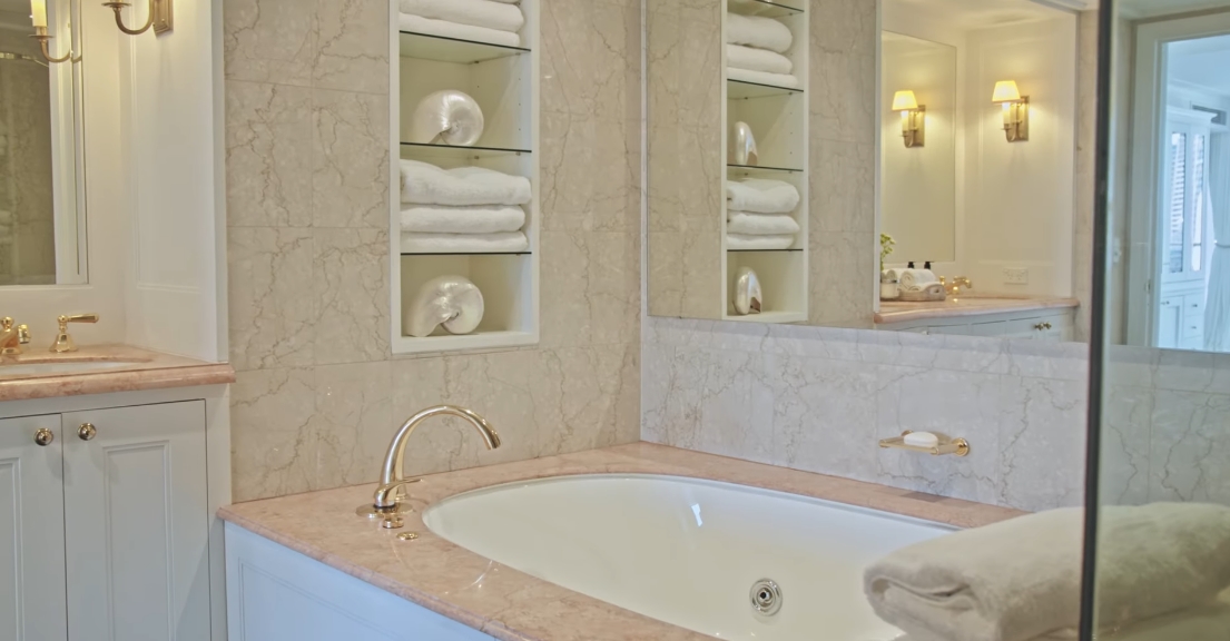 22 Interior Design Photos vs. 1401/61 Macquarie St, Sydney Luxury Condo Tour
