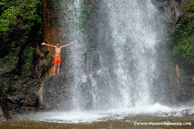 pose di bawah air terjun curug muncar petungkriyono pose di bawah air terjun curug muncar petungkriyono