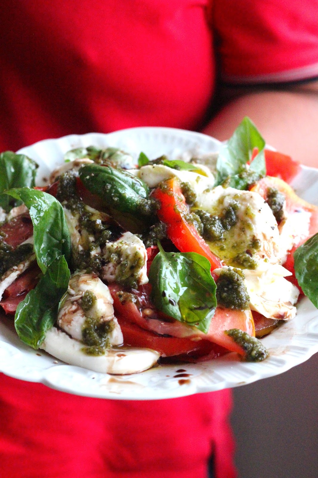 Salada de Tomate Coração com Mozarella e Manjericão