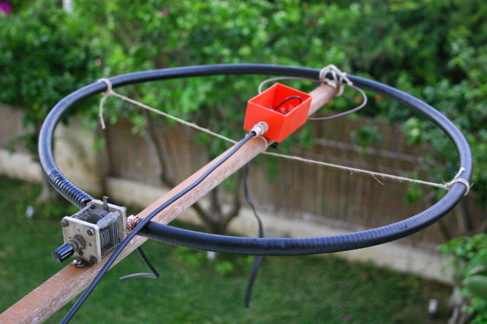 Антенна кв магнитная magnetic loop. Антенна magnetic loop на 80-160м. Антенна магнетик луп на 160 метров. Magnetic loop 145 mhz. Loop antenna vhf.