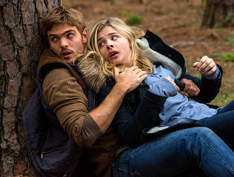 Evan Walker (Alex Roe) y Cassie Sullivan (Chlöe Moretz) ocultándose en La quinta ola - Cine de Escritor