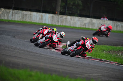 Para pembalap AHRT berjuang di IRS Seri 5 Race 1 Para pembalap AHRT berjuang di IRS Seri 5 Race 1