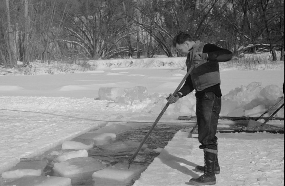 Vintage Photographs Capture the Ice Cutting Process on the Ottauquechee