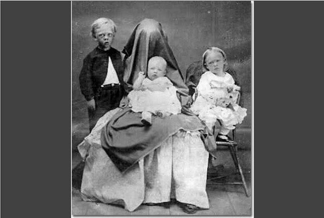 Kumpulan Foto-Foto Keluarga Paling Menyeramkan Jaman Dulu Kumpulan Foto-Foto Keluarga Paling Menyeramkan Jaman Dulu