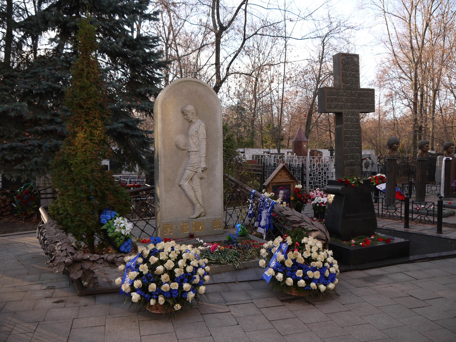 Тальков похоронен. Могила Игоря Талькова на Ваганьковском кладбище. Могила Талькова на Ваганьковском. Ваганьковское кладбище Тальков.
