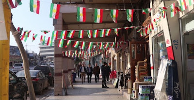 Y el Kurdistán de Irak ya tiene más mezquitas que La Meca y Medina juntas. Foto: Ferran Barber Banderas kurdas en Dahok. Ferran Barber