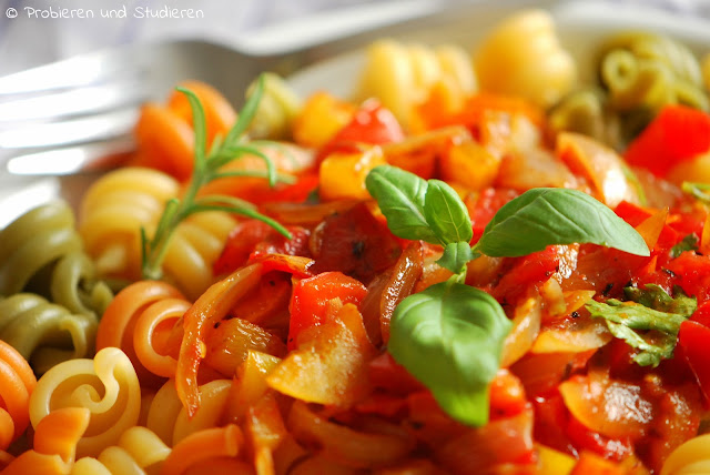 Probieren und Studieren : Bunte Pasta mit bunten Paprikagemüse