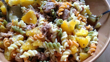 Ensalada de pasta con naranja