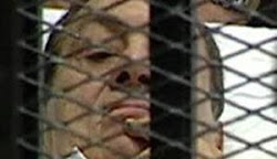 محاكمة القرن: تفاصيل أولى جلسات محاكمة مبارك.. بالفيديو والصور