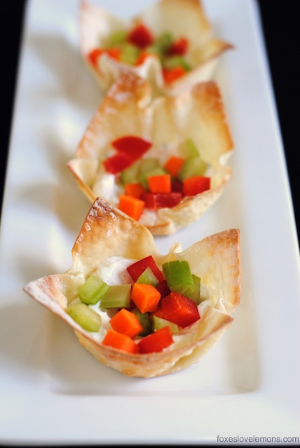 Veggie Pizza Wonton Cup Appetizers – so simple, so fast, yet such an impressive party bite! | foxeslovelemons.com