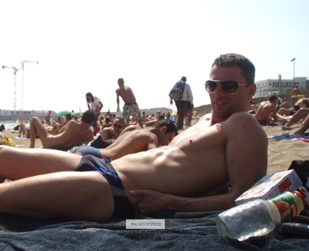Гол пляж муж. Парни на пляже в Барселоне. Парни в Серебряном Бору. Нудийские пляжи мужчины.