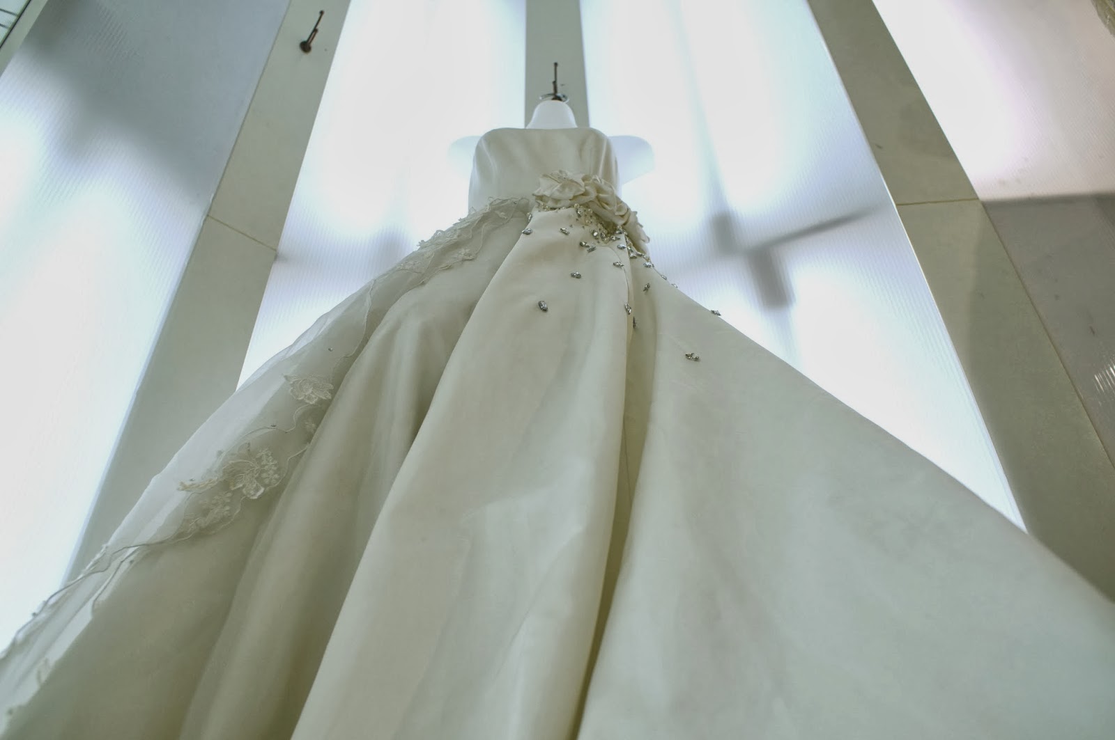 Wedding Dress Rental in Kuala Lumpur & Johor Bahru A V E R A G E JANE