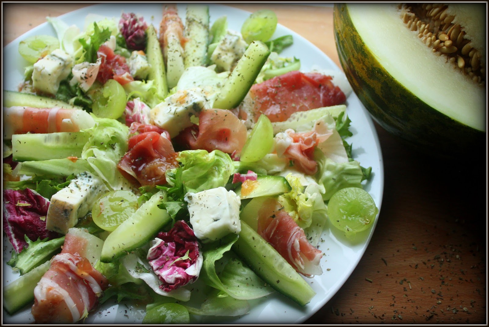 Choochla Zielona sałatka z prosciutto, melonem i serem w