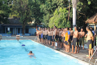 USIA TAK BATASI ANGGOTA KODIM SRAGEN BERLATIH RENANG