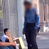 A POLICIAL BATE NO MENDIGO E ELE NÃO REAGE, MAS O MOLEQUE AO FUNDO O FAZ CHORAR