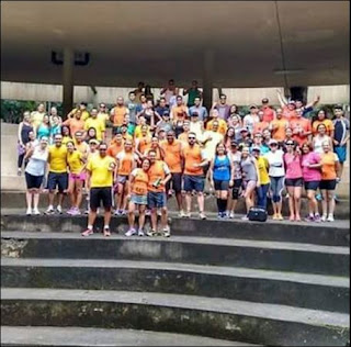 Atletas da Equipe Correr & Viver posam para foto na Concha Acústica (Anfiteatro do Parque Estadual do Jaraguá) em edição passada do treino "O topo nos espera". Foto: acervo Equipe Correr & Viver