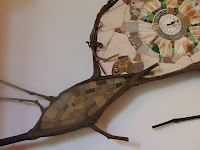 création d'une mosaïque en forme d'escargot blanc avec branches de vigne pâte de verre faïence coquillages mécanisme d'horloge par mimi vermicelle