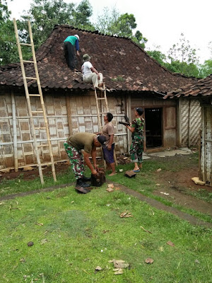 KORAMIL GEMOLONG BAHU MEMBAHU PERBAIKI ATAP RUMAH WARGA AKIBAT TERJANGAN ANGIN PUTING BELIUNG
