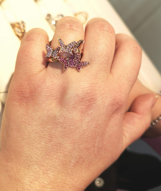 Anello doppio in metallo rosato Swarovski con farfalle tempestate di cristalli rosa chiaro e fucsia . A saldo.