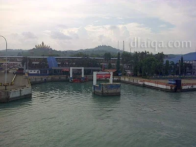 pemandangan pelabuhan dan menara siger dari atas kapal ferry
