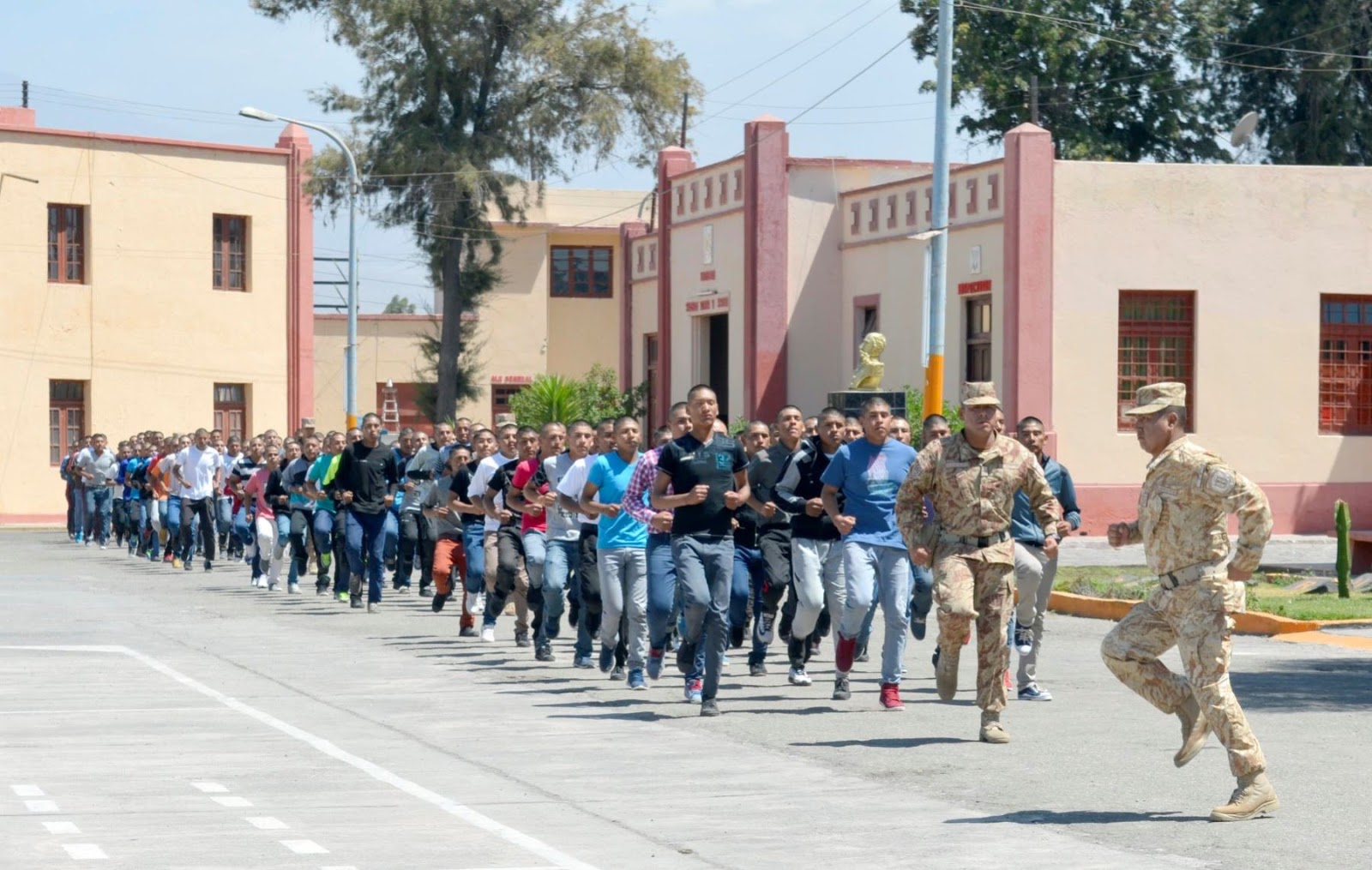 Servicio Militar: Si bien, la ley no obliga físicamente a ir al cuartel, el Estado crea condiciones económicas que el ciudadano no tiene otra opción real más que enlistarse. 