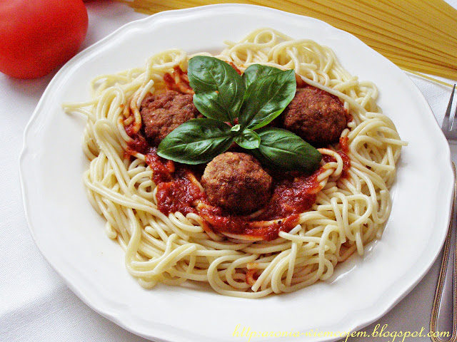 Spaghetti bolognese z mięsnymi pulpecikami
