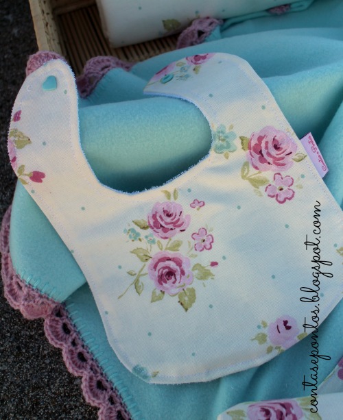 Conjunto de bebé em tecido - babete Conjunto de bebé em tecido - babete