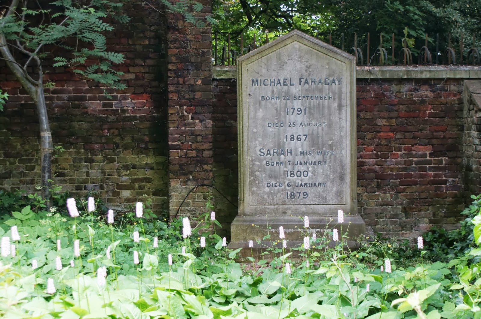 Похоронен на английском. Могила Майкла Фарадея. Хайгейтское кладбище в Лондоне. Могила Фарадея на Хайгейтском кладбище.