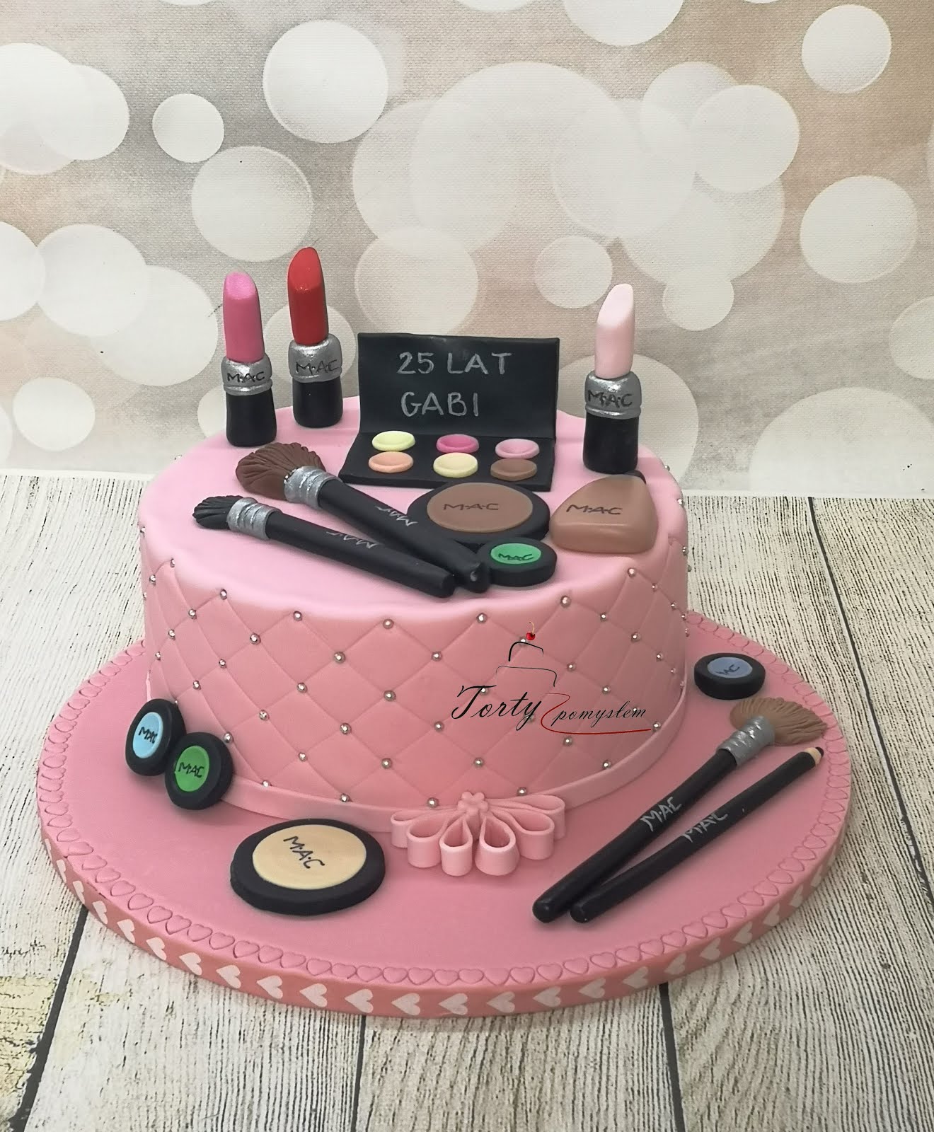 tort na 18 dla dziewczyny kosmetyki