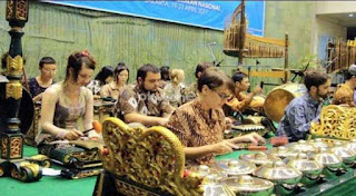 Mahasiswa Skotlandia Antusias Dengan Kehadiran Pengajar Gamelan Para mahasiswa dan komunitas pencinta serta pegiat gamelan di Skotlandia menyambut antusias kedatangan pengajar gamelan dari Institut Seni Indonesia (ISI) Solo, Prasadiyanto, yang sejak lama dinantikan di Royal Conservatoire of Scotland (RCS)