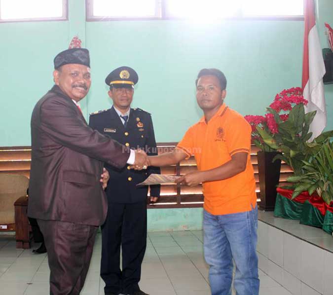 44 Warga Binaan Lapas Tual Terima Remisi Umum Langgur, Malukupost.com - Upacara pemberian remisi pengurangan hukuman kepada sejumlah warga binaan pada Lembaga Pemasyarakatan (lapas) Kelas IIB Tual, berlangsung dalam suasana khidmat, dan dihadiri oleh Sekretaris Daerah Kabupaten Maluku Tenggara, Petrus Beruatwarin, di Langgur, Rabu (17/8) kemarin. Selaku Inspektur Upacara yakni pelaksana harian (Plh) kepala lapas Kelas IIB Tual, Rahmat Syarief, dan turut hadir dalam upacara tersebut Kajari Tual, Wakil Ketua Pengadilan Negeri Tual, Asisten I Setda Malra, pegawai Kantor Imigrasi Tual, pegawai Lapas Tual, unsur SKPD Kabupaten Malra dan seluruh warga binaan pada Lapas Kelas IIB Tual. Menteri Hukum dan HAM Republik Indonesia dalam sambutannya yang dibacakan Sekretaris Daerah Kabupaten Maluku Tenggara, Ir. Petrus Beruatwarin, menyatakan, kemerdekaan sebagai nikmat dan anugerah Allah perlu disyukuri oleh seluruh warga masyarakat Indonesia teristimewa seluruh warga binaan, karena terus mendapat perlakuan yang manusiawi di Lapas,. Dijelaskan pula, sebagai bangsa yang beradab, diwajibkan memberikan perlakuan yang manusiawi kepada warga binaan, karena selaku bangsa yang baik akan diukur dengan bagaimana mampu memberikan perlakuan yang manusiawi kepada warga binaan pemasyarakatan yang didasari pada penghormatan terhadap hak-hak dan martabat manusia. Pada kesempatan tersebut, Sekretaris Daerah Maluku Tenggara, Ir. Petrus Beruatwarin, memberikan remisi secara simbolis kepada Warga Binaan, didampingi Plh Lapas Kelas IIB Tual, Rahmat Syarief. Sementara itu, Plh Lapas Kelas IIB Tual, Rahmat Syarief, mengungkapkan, salah satu hak bagi para warga binaan adalah hak untuk mendapatkan remisi. “Berdasarkan Surat Keputusan Menteri Hukum dan HAM Republik Indonesia Nomor : W28.388.PK.01.02 Tahun 2016 Tanggal 12 Agustus 2016 Tentang Pemberian Remisi Umum Hari Ulang Tahun Kemerdekaan Republik Indonesia Ke-71 Tanggal 17 Agustus 2016, jumlah seluruh Wargabinaan pada Lapas Kelas IIB Tual adalah 98 orang dan yang memperoleh remisi umum berjumlah 44 orang, ujar Syarief. (MP-15)